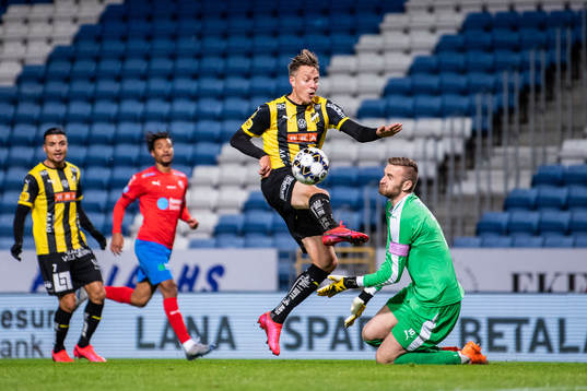 Häckens Viktor Lundberg och Helsingborgs målvakt