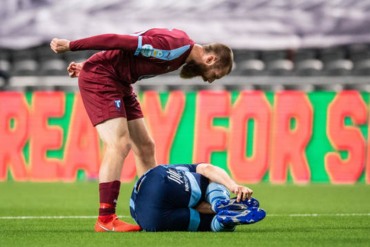 Malmö FFs Jo Inge Berget reagerar mot Djurgårdens Jesper Karlström