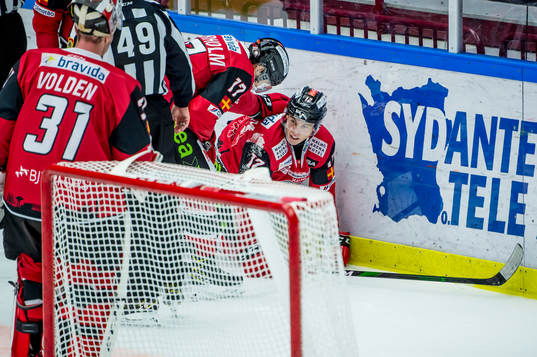 Malmö Redhawks Pathrik Westerholm tittar till Linus