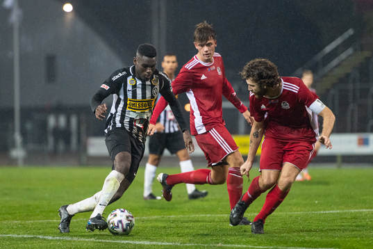 Landskronas Patrick Nwadike mot Lindomes försvarare