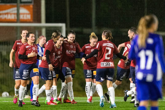 Örgrytes Mikaela Utas jublar med lagkamrater efter 1-0