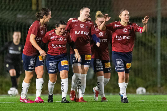 Örgrytes Mikaela Utas jublar med lagkamrater efter 1-0