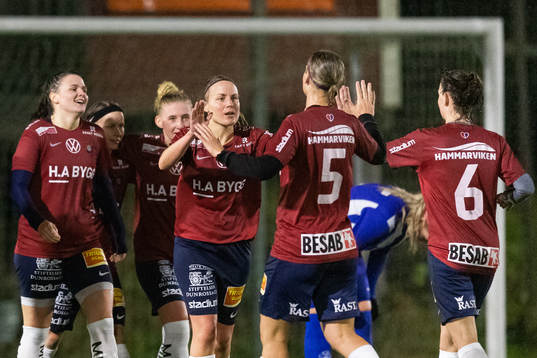 Örgrytes Mikaela Utas jublar med lagkamrater efter 1-0
