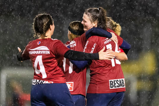 Örgrytes Sandra Johansson jublar med Mikaela Utas som gjort 2-0