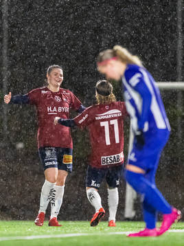 Örgrytes Mikaela Utas jublar med My Olofsson Hjelm efter 3-0