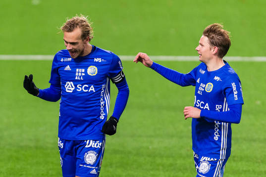 Sundsvalls Pontus Engblom jublar med Johan Blomberg efter 0-3