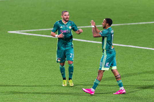 Dalkurds Malkolm Moenza jublar med Willie Clemons