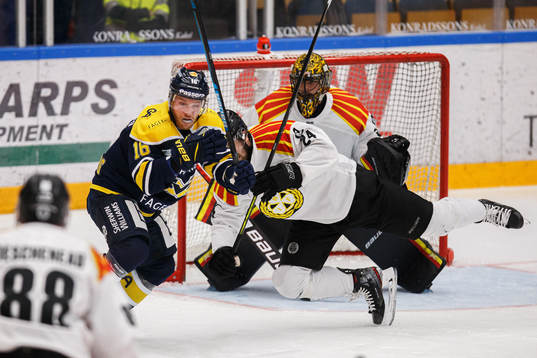 s Filip Sandberg oroar framför Brynäs Emil Molin och