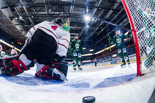 Färjestads Vojtech Mozik och Olle Lycksell jublar