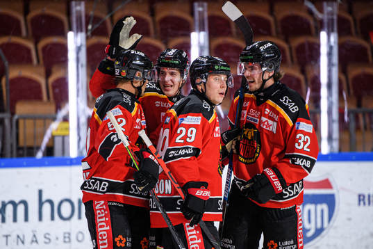 Luleås Arttu Ilomäki jublar med Karl Fabricius, Erik