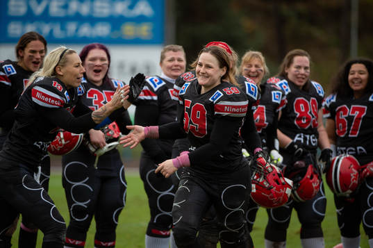 Carlstad Crusaders Elin Thimfors jublar med lagkamrater