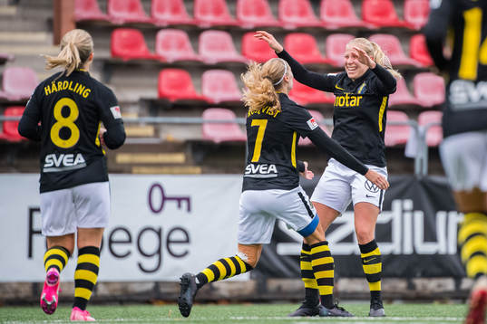 s Emma Santamäki jublar med Matilda Rosqvist efter 3-1 målet under fotbollsmatchen i Elitettan mellan AIK och Bollstanäs den 24 oktober 2020 i Stockholm.
