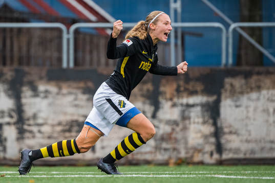 s Matilda Rosqvist jublar efter 4-1 målet under fotbollsmatchen i Elitettan mellan AIK och Bollstanäs den 24 oktober 2020 i Stockholm.