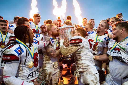 Carlstad Crusaders Darius Lewis, Mattias Eriksson, Christian Kuylenstierna jublar med pokalen