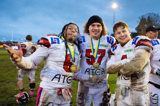Carlstad Crusaders Darius Lewis, Felix Sencar och Daniel Gunnarsson jublar