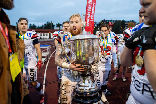 Carlstad Crusaders Mattias Eriksson jublar med pokalen