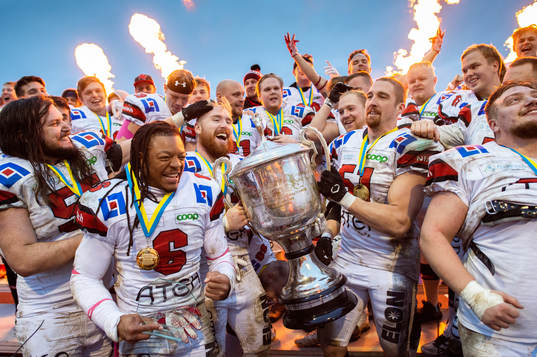 Carlstad Crusaders spelare jublar med pokalen