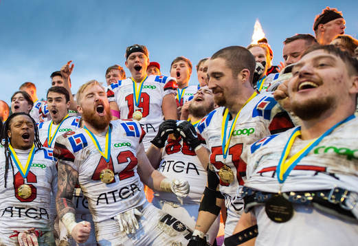 Carlstad Crusaders Darius Lewis, Mattias Eriksson, Adam Classon, Robin Juhlin och Christian Kuylenstierna jublar med pokalen