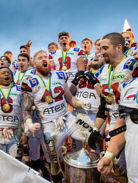 Carlstad Crusaders Darius Lewis, Mattias Eriksson, Adam Classon, Robin Juhlin och Christian Kuylenstierna jublar med pokalen