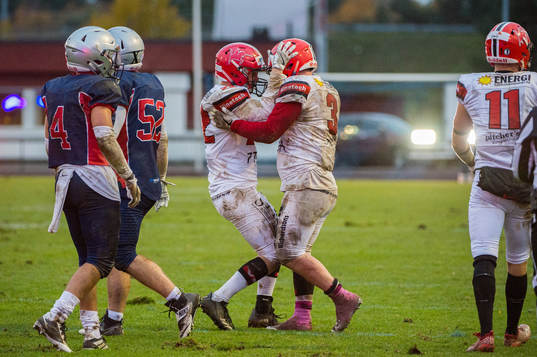 Carlstad Crusaders Emil Knutsson och Emil Östlund jublar