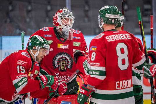 Frölundas målvakt Johan Mattsson jublar med Anders