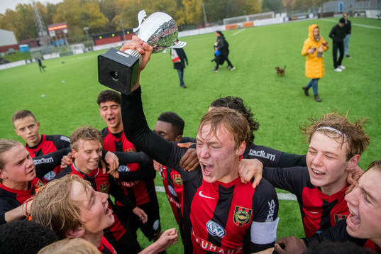 Brommapojkarnas Fredrik Nissen jublar med pokalen