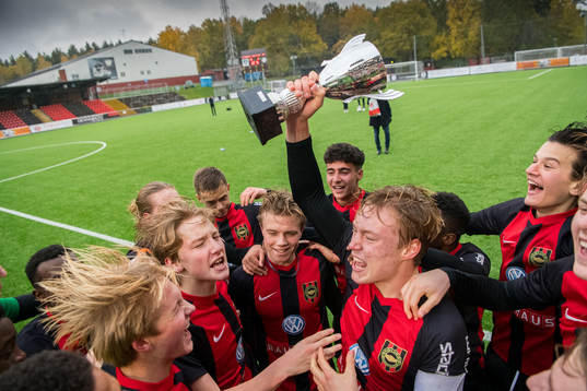 Brommapojkarnas Fredrik Nissen jublar med pokalen