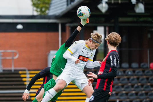 Häckens William Nilsson och Brommapojkarnas målvakt Elis