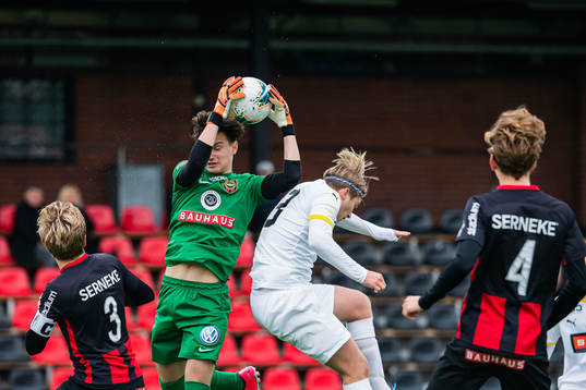 Häckens William Nilsson och Brommapojkarnas målvakt Elis