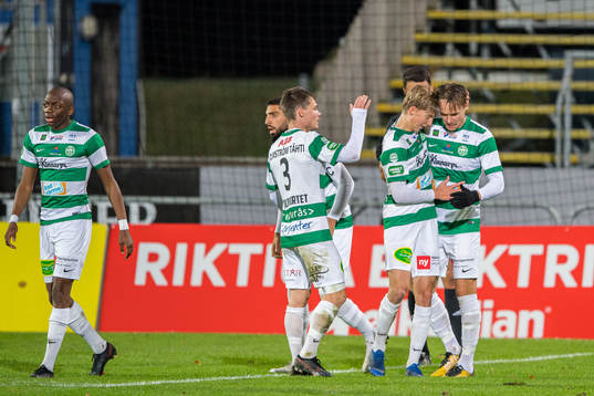 Västerås Viktor Prodell jublar med lagkamrater efter sitt 1-1 mål