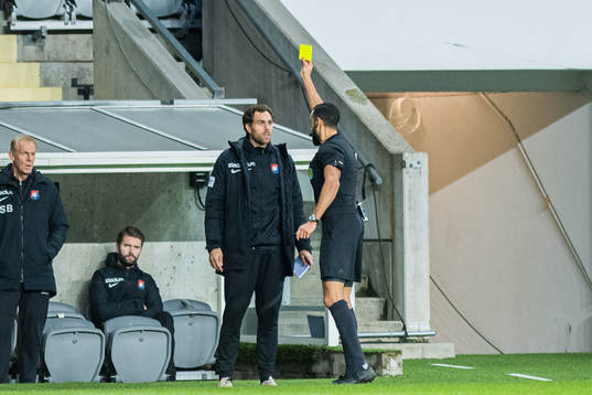 Örgrytes assisterande tränare Johan Elmander får gult