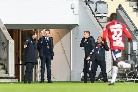 Örgrytes assisterande tränare Johan Elmander i diskussion