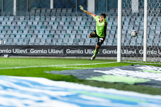 Östers målvakt Damir Mehic släpper in 1-0