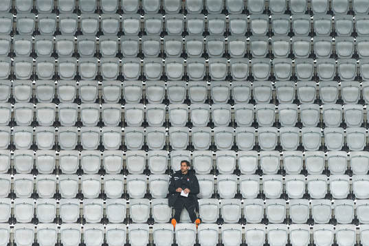 Örgrytes assisterande tränare Johan Elmander på läktaren