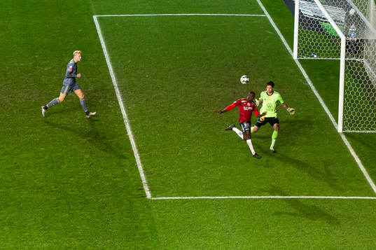 Örgrytes Babacarr Jobe gör 2-0 bakom Östers målvakt