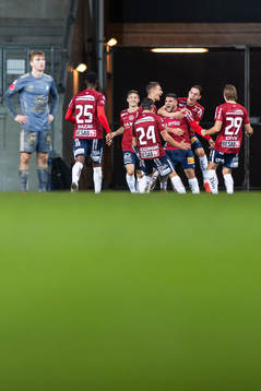 Örgrytes Moestafa El Kabir jublar med lagkamrater efter att han gjort 4-1