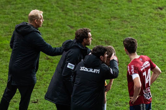 Örgrytes tränare Sören Börjesson, assisterande tränare Johan Elmander och tränare Miguel Beas diskuterar med Daniel Paulsson