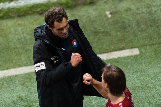 Örgrytes assisterande tränare Johan Elmander jublar