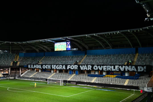 En banderoll med texten ”Kämpa och segra för vår