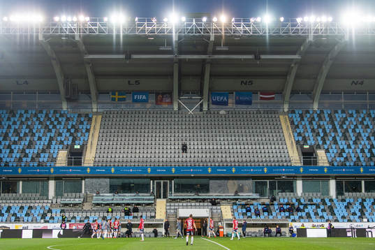 Örgrytes assisterande tränare Johan Elmander sitter ensam