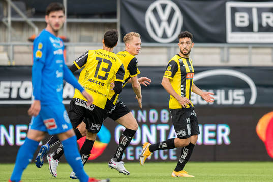 Häckens Gustav Berggren (m) jublar efter 2-2