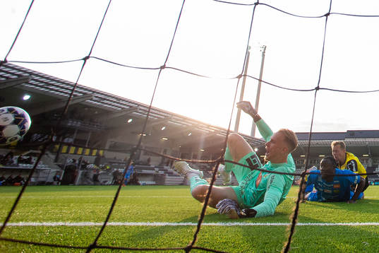 Mjällbys Moses Ogbu gör 0-2 bakom Häckens målvakt