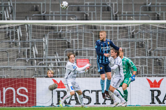 Djurgårdens Kalle Holmberg oroar framför Sirius Johan
