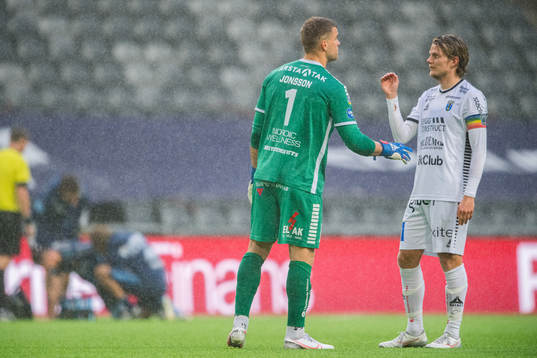 Sirius målvakt Lukas Jonsson och Tim Björkström i samtal