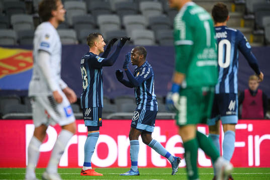 Djurgårdens Fredrik Ulvestad och Edward Chilufya jublar efter 3-0