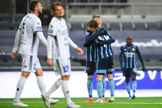 Djurgårdens Fredrik Ulvestad och Edward Chilufya jublar efter 4-0