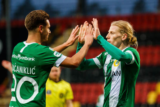 Hammarbys Alexander Kacaniklic jublar med Gustav Ludwigson efter 0-1