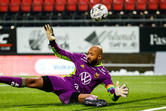 Hammarbys Gustav Ludwigson (ej i bild) gör 0-1 bakom