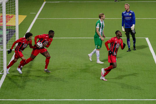 Östersunds Blair Turgott och Jerell Sellars efter 1-3 målet