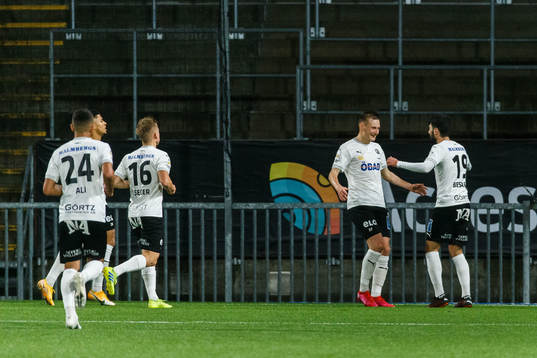 Örebros Rasmus Karjalainen jublar med Nahir Besara efter 1-0